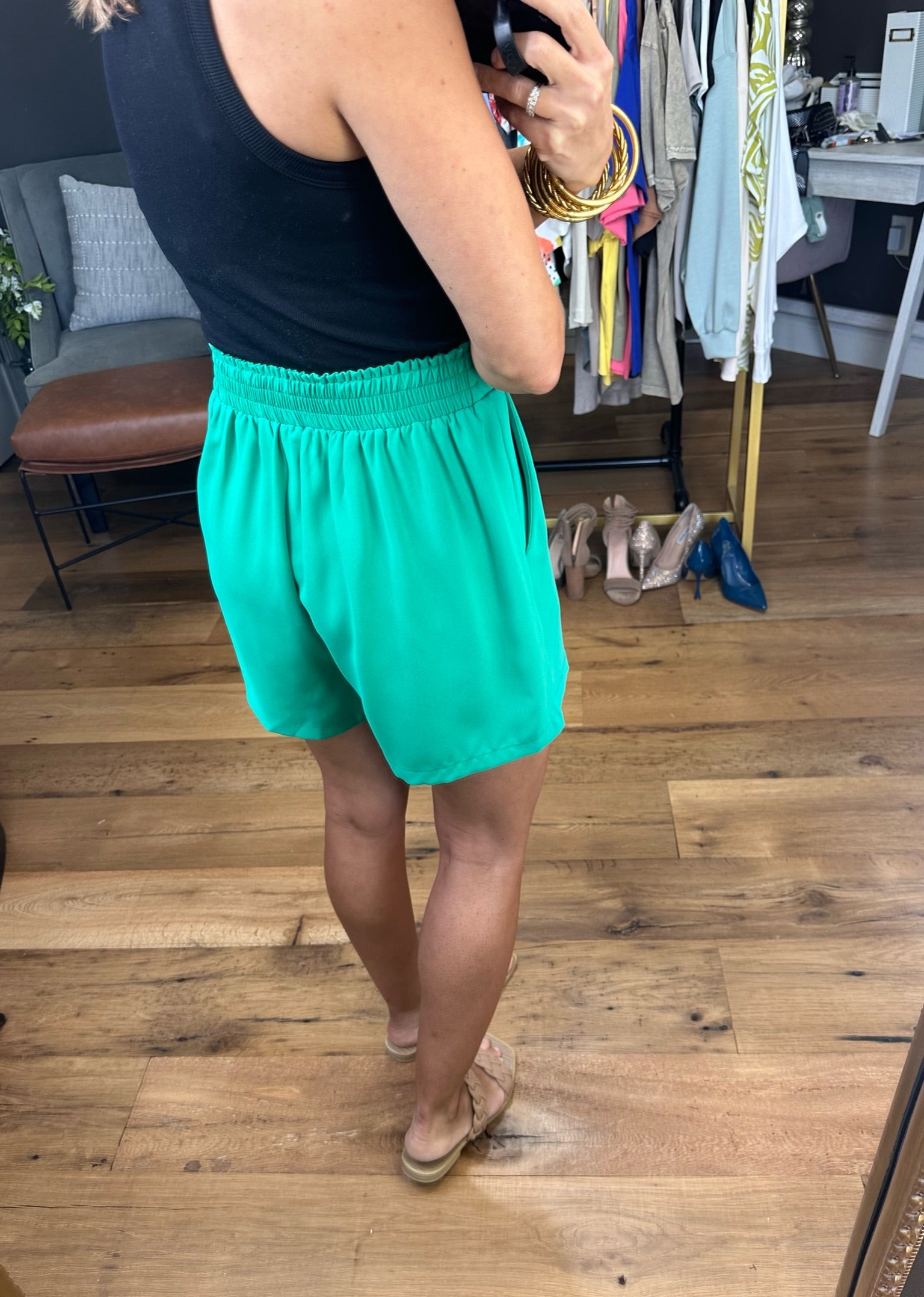It's Delicate High-Waisted Shorts With Pleated Detail - Emerald